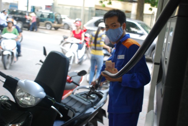 13 giờ, ngày 6-12, giá xăng giảm 320 đồng/lít