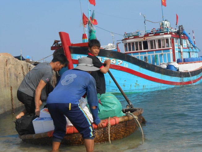 Ngư dân Lý Sơn mở cửa biển đầu năm