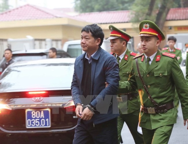 Ảnh: Ông Đinh La Thăng và đồng phạm bị dẫn giải ra tòa