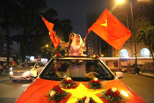 Người hâm mộ vẫn ra đường hô vang: 'Việt Nam vô địch!'
