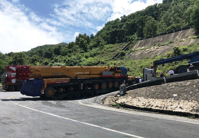 Xe đầu kéo gặp sự cố, đèo Hải Vân kẹt cứng nhiều giờ liền