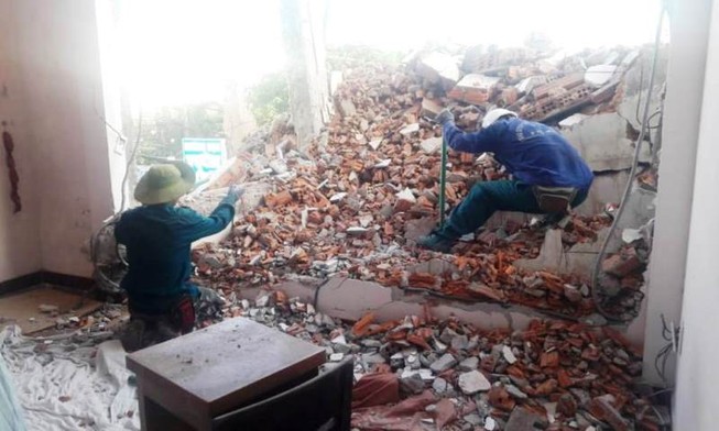 Đà Nẵng: Dỡ khách sạn khiến sập tường nhà dân