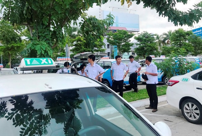 Vụ taxi ngưng việc ở Đà Nẵng: Tài xế bức xúc Grab ‘chui’