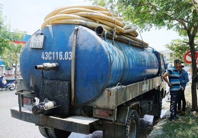 Đổ trộm nhớt thải xuống cống nước, bị phạt 383 triệu đồng