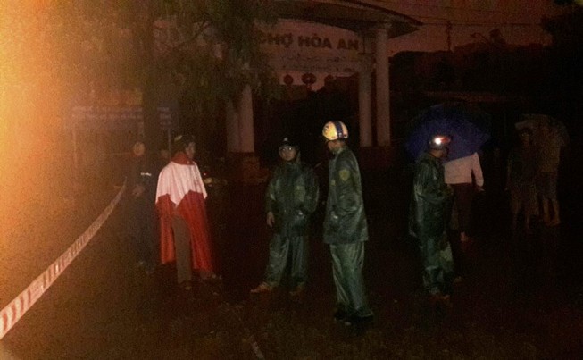 Bị điện giật khi đang chạy xe máy, 3 người thương vong