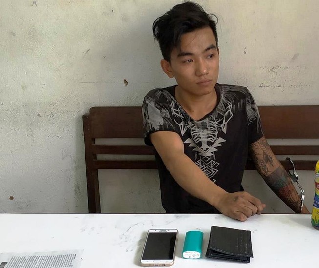 'Quỵt' tiền taxi còn giật điện thoại của tài xế