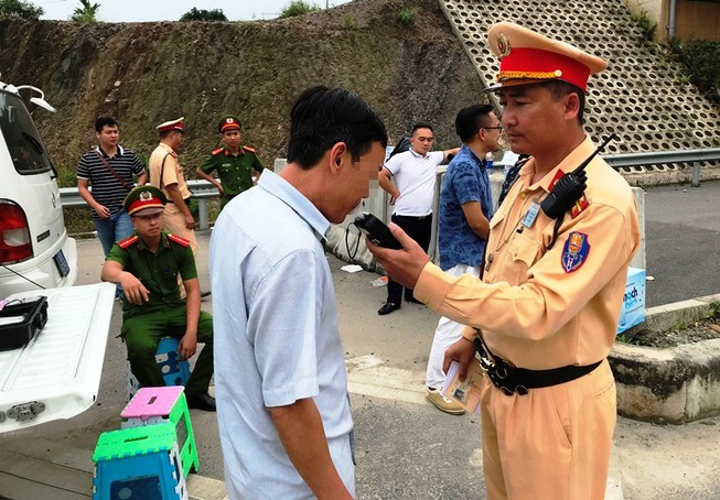 CSGT phát hiện lái xe khách có ma túy chạy trên cao tốc