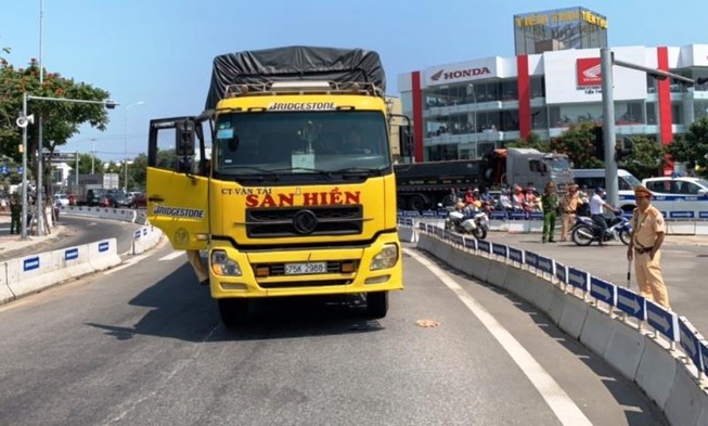 Người phụ nữ chạy xe máy bị xe tải cán tử vong