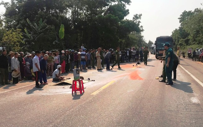 2 con khóc ngất bên thi thể người mẹ sau tai nạn ở Đà Nẵng
