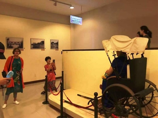 Khách Trung Quốc ngồi lên xe lôi ở bảo tàng, dân mạng bức xúc