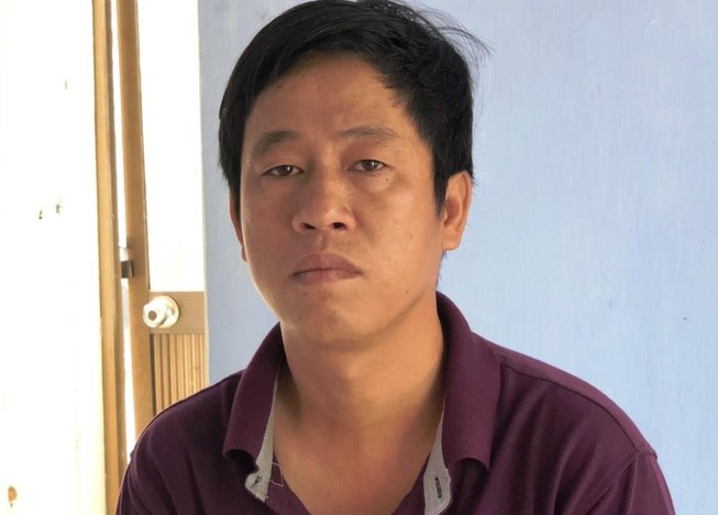 Thu nợ cho công ty, lấy tiền đi cá độ bóng đá