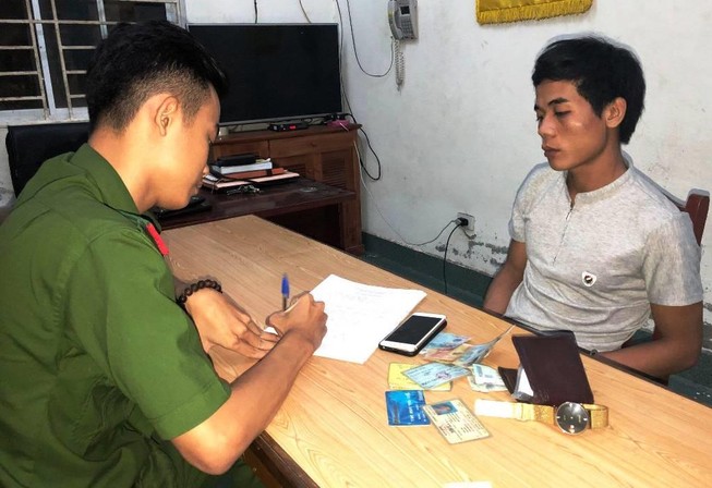 Giật iPhone rồi mang giấu trong vườn