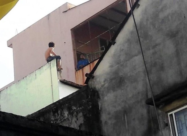 Nam thanh niên nghi ngáo đá la hét nhiều giờ trên nóc nhà