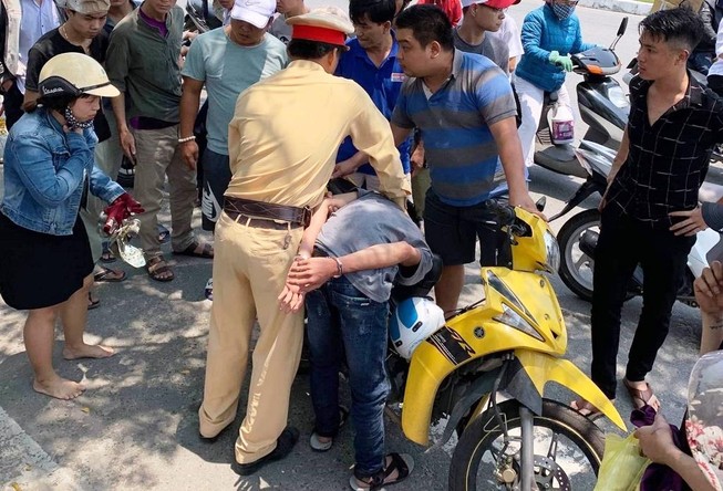 CSGT đuổi hơn 3 km bắt 2 thiếu niên giật điện thoại