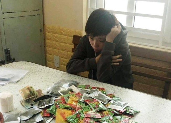 Cô gái vào thẳng chung cư giao ma túy bị trinh sát phát hiện