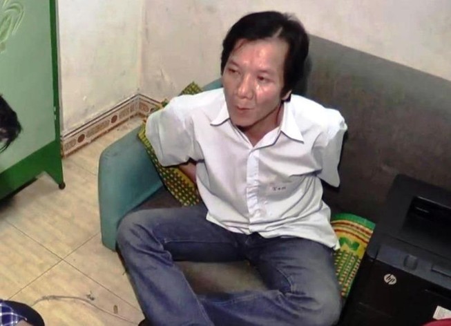 Nhiều con bạc trong quán cà phê bỏ chạy khi thấy công an