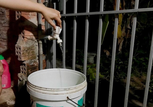 Nước nhỏ từng giọt dù ở ngay sát vách nhà máy nước