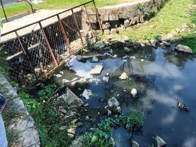 Nước thải bốc mùi thối tuồn ra hồ nước công viên ở Đà Nẵng