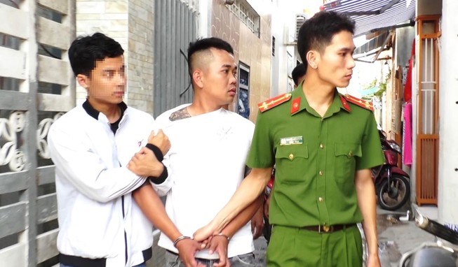 Phá đường dây cá độ triệu USD phát hiện súng, lựu đạn