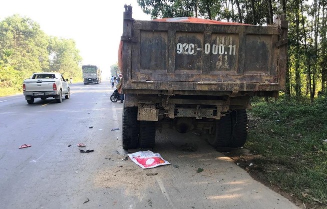 2 thanh niên đi xe máy nhập viện sau cú tông vào xe ben