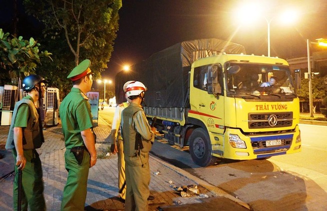 CSGT bắt xe chở quá tải gấp đôi, tài xế cố thủ 3 giờ