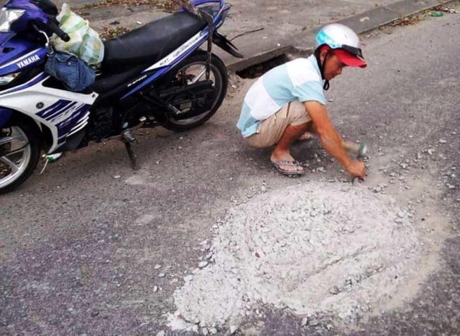 Người đàn ông đục bê tông trên đường chia sẻ việc mình làm