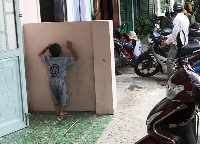Bé gái 3 tuổi bị xe đưa rước cán: Anh gào khóc gọi em