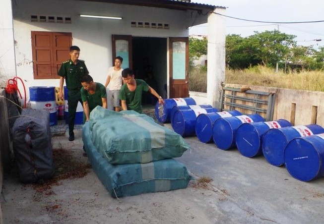 Biên phòng Đà Nẵng bắt cơ sở sản xuất nhớt giả hiệu Castrol