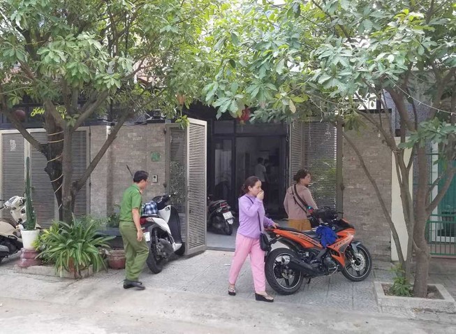 Hàng chục người vây 1 phụ nữ để đòi hơn 100 tỉ
