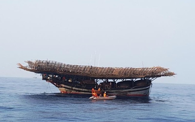 9 người bám phao sống sót khi tàu chìm ở vùng biển Hoàng Sa