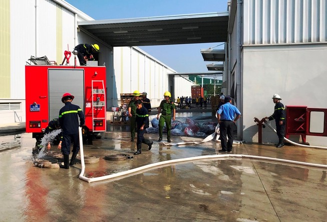 Cháy kho chứa phế liệu, 2 nữ công nhân đi cấp cứu