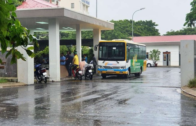 Tài xế xe buýt hét lớn rồi tử vong trong nhà vệ sinh
