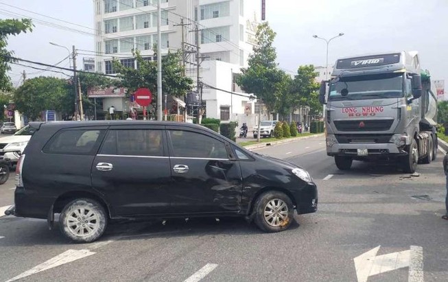 Tài xế kêu cứu trong ô tô 7 chỗ bị xe ben húc văng