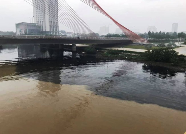 Nguyên nhân nước thải đen ngòm bốc mùi tuồn ra sông Hàn