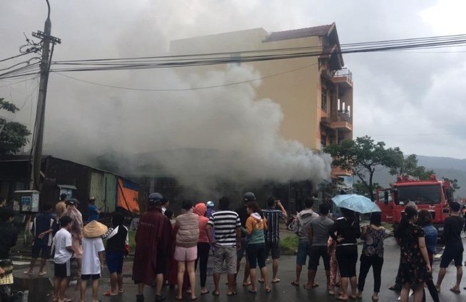 Cháy kèm tiếng nổ lớn trong cửa hàng điện lạnh ở Đà Nẵng