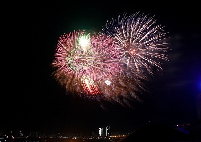 TP.HCM rực sáng pháo hoa chào năm mới 2019