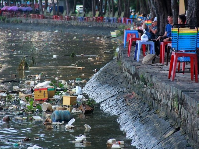 Thản nhiên hóng mát, câu cá trên khúc kênh đầy rác