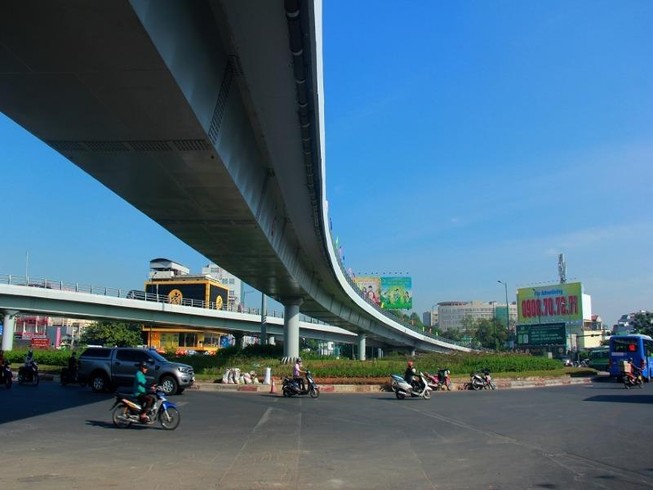 Ngày đầu thông xe cầu vượt ngã 7 gần sân bay Tân Sơn Nhất