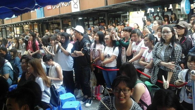Thanh Duy idol ra mắt sách, Đường Sách đông nghẹt fan và sao