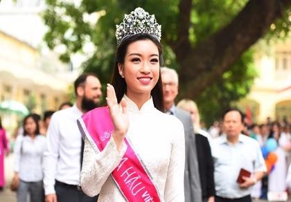 Hoa hậu Đỗ Mỹ Linh về khai giảng ở trường cũ 
