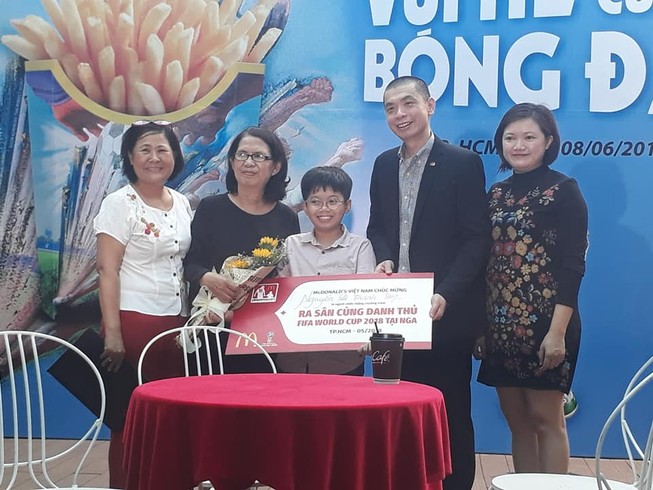 Một thiếu nhi VN sẽ hộ tống cầu thủ ra sân chung kết World Cup