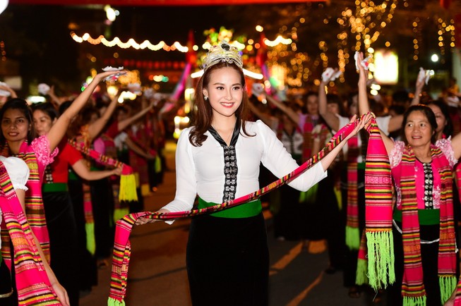 Hoa hậu Khánh Ngân xinh đẹp ở Mường Lò