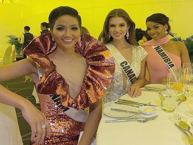 H’Hen Niê gây chú ý tại Miss Universe với dải băng đỏ trên tay