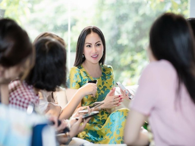 Hà Phương-vợ tỉ phú Chính Chu ra mắt sách tại Việt Nam