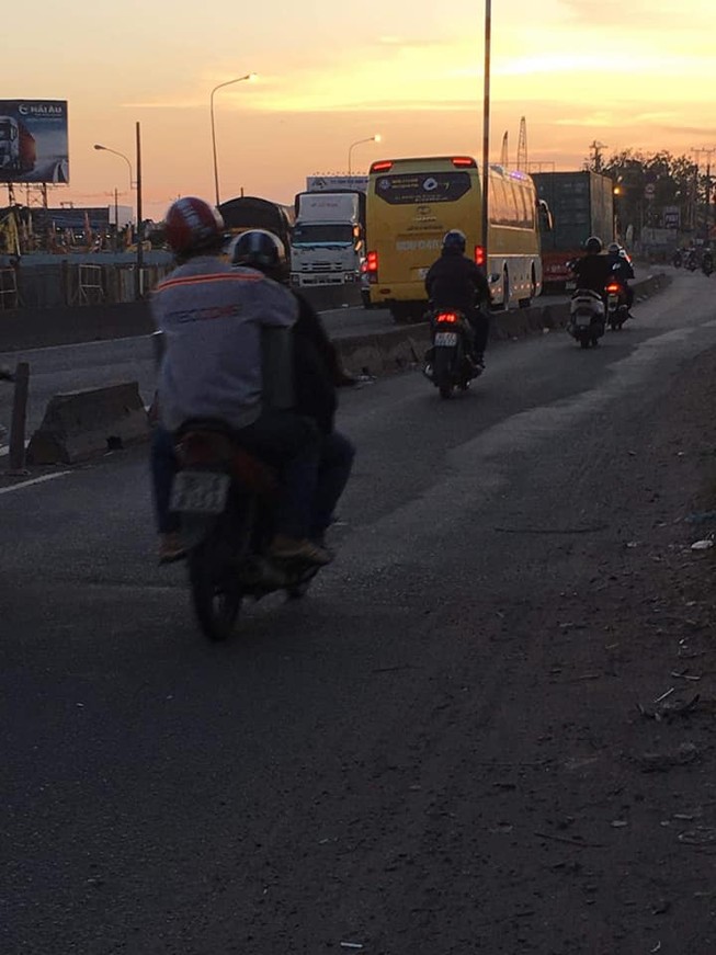 Chúng tôi cần con lươn ngăn làn xe container và xe máy!
