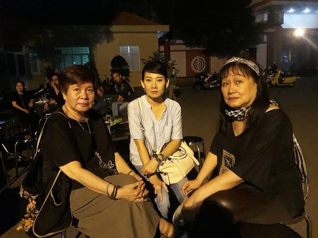 Nghệ sĩ tiễn đưa Lê Bình đêm cuối