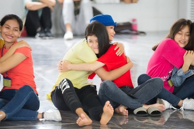 Hoa hậu đẹp nhất thế giới nói gì với nữ sinh Vĩnh Long