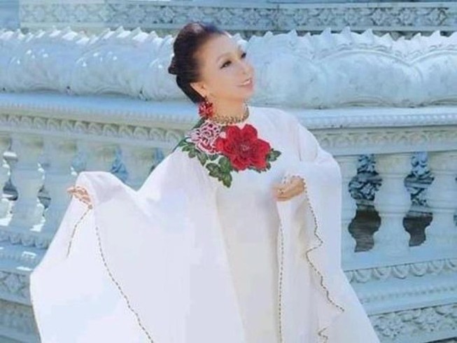 Nghệ sĩ Bạch Tuyết gây ấn tượng với những bộ áo dài độc đáo