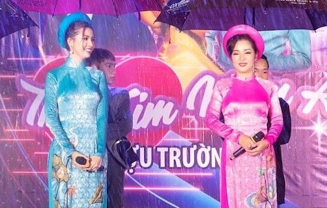 Hàng ngàn người lớn, trẻ nhỏ đội mưa xem Thúy Nga, Phan Thị Mơ