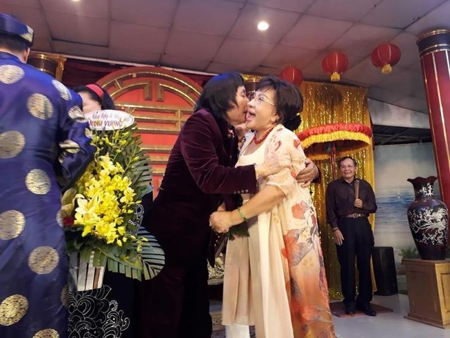 Làm giỗ tổ lớn, Minh Vương, Lệ Thủy công khai hôn nhau